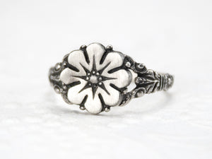 Vintage style, silver flower ring, silver daisy ring front