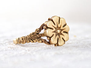 The gold daisy ring, a vintage style flower ring, front