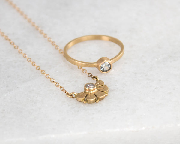 Dainty gold necklace, flower design
