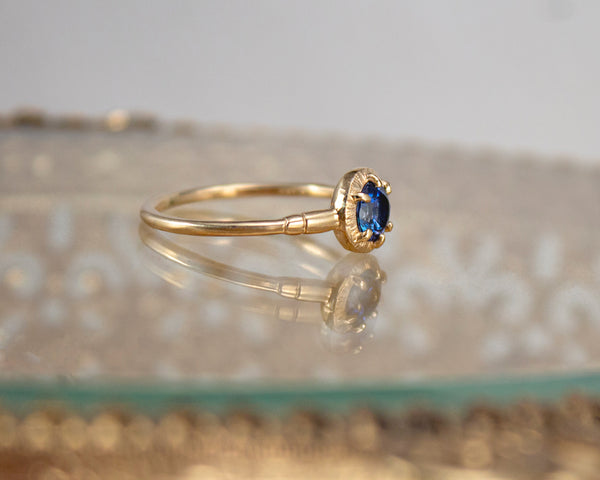 Vintage-inspired blue sapphire ring