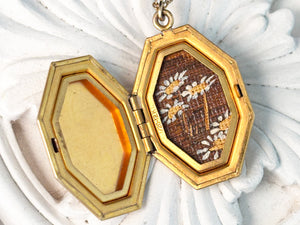 Vintage locket with daisy flowers