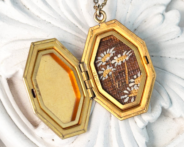 Vintage locket with daisy flowers