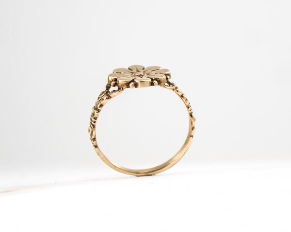 Low profile gold flower ring